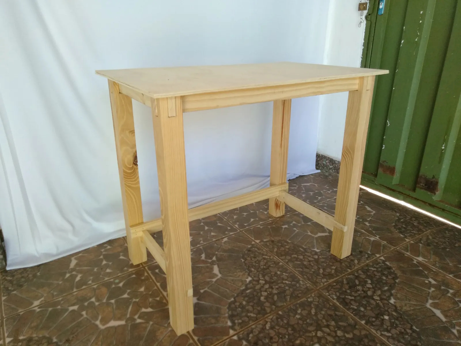 Mesa alta de pinus feita à mão por Thalles Diamantino, que pratica marcenaria por hobby
