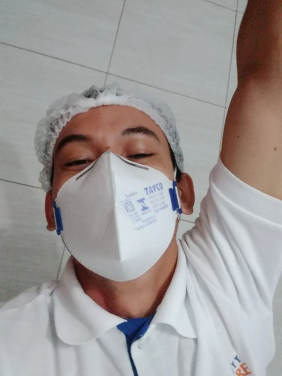 Thalles Diamantino com máscara PFF2 e touca durante o trabalho como técnico de enfermagem em home care, na pandemia