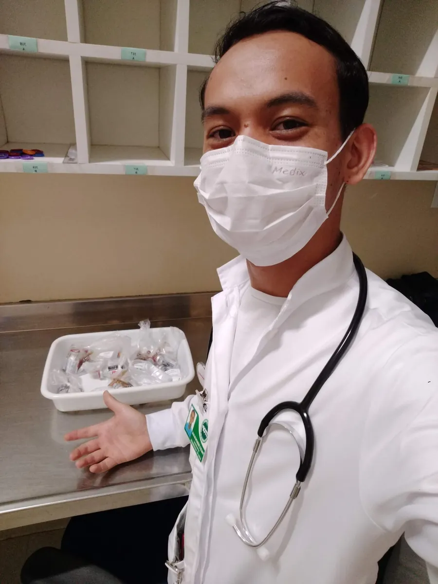 Thalles Diamantino de jaleco, máscara e estetoscópio na sala de medicação, quando trabalhava como técnico de enfermagem