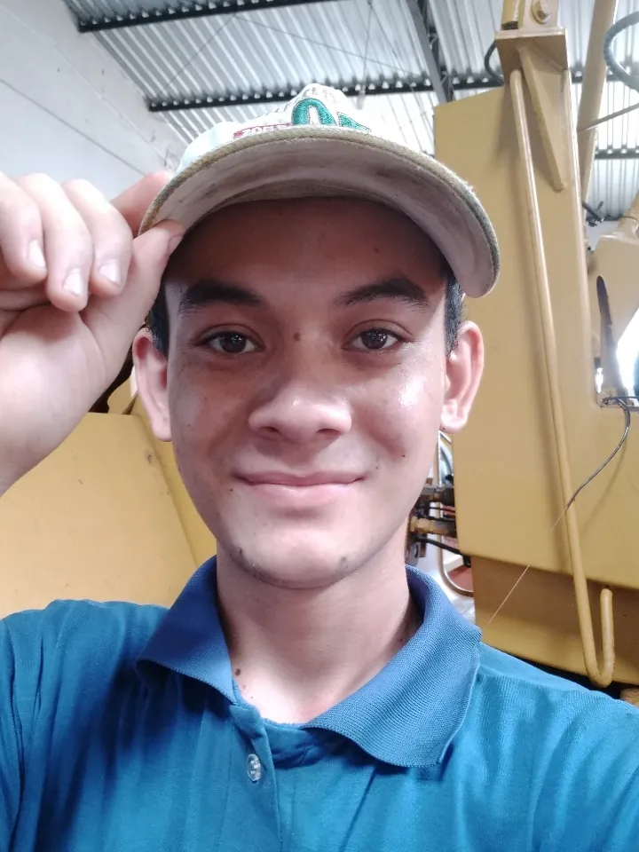 Thalles Diamantino de boné na oficina da torneadora em Palmas, Tocantins, onde trabalhou entre máquinas pesadas